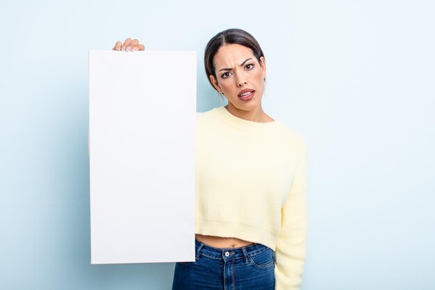 Mujer bastante hispana que se siente perpleja y confundida. concepto de espacio en blanco