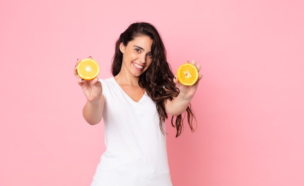 Mujer bastante joven. concepto de jugo de naranja