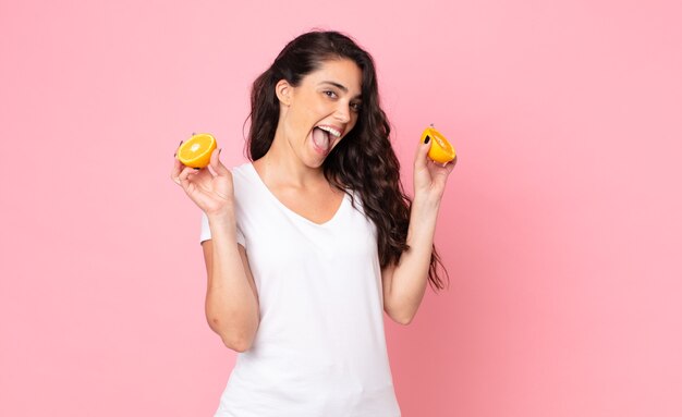 Mujer bastante joven. concepto de jugo de naranja