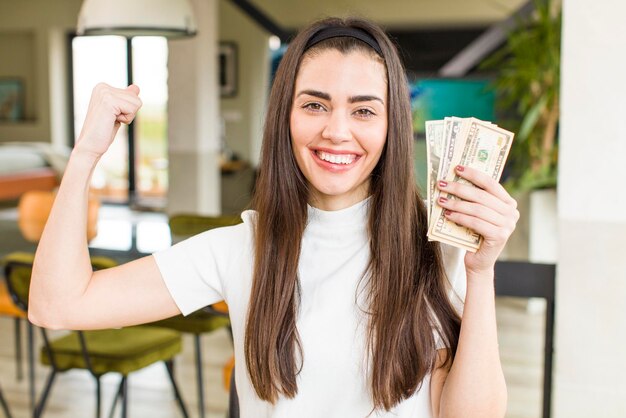 Mujer bastante joven con diseño de interiores de casa de concepto de ahorro de billetes de dólar