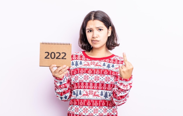 Mujer bastante joven que se siente enojada, molesta, rebelde y agresiva, concepto de calendario 2022