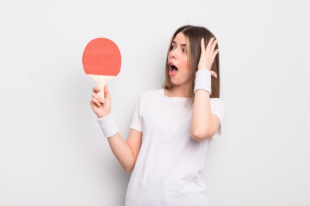 Mujer bastante joven que se siente feliz, emocionada y sorprendida. concepto de ping pong