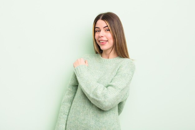 Mujer bastante joven que se siente feliz y enfrenta un desafío o celebra