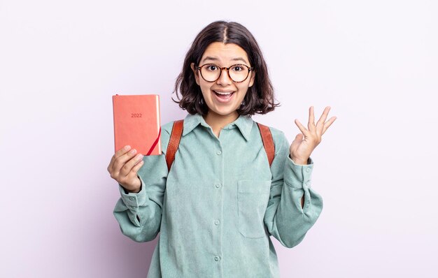 Mujer bastante joven que se siente feliz sorprendida al darse cuenta de una solución o idea concepto de agenda 2022