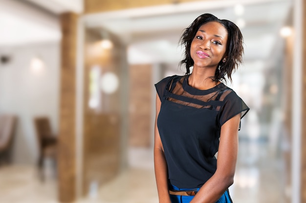 La mujer bastante negra está sonriendo