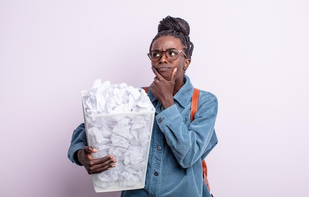 Mujer bastante negra pensando, sintiéndose dudoso y confundido. concepto de falla de bolas de papel