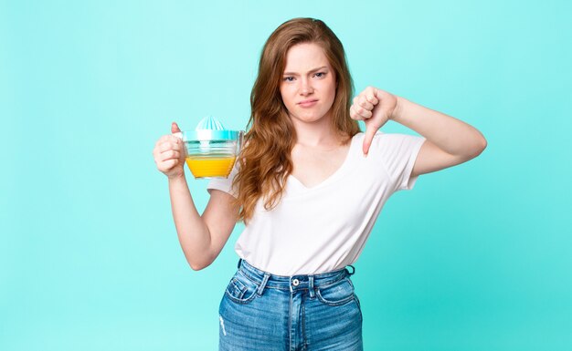 Mujer bastante pelirroja. concepto de jugo de naranja