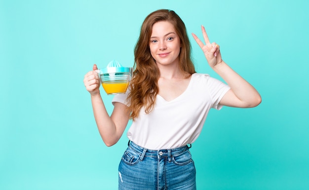 Mujer bastante pelirroja. concepto de jugo de naranja