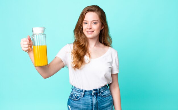 Mujer bastante pelirroja. concepto de jugo de naranja