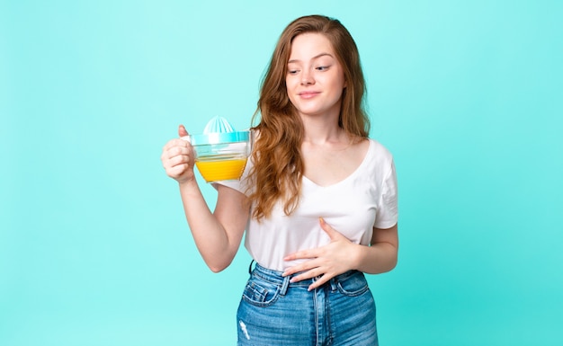 Mujer bastante pelirroja. concepto de jugo de naranja