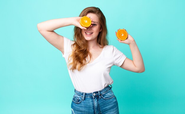 Mujer bastante pelirroja. concepto de jugo de naranja