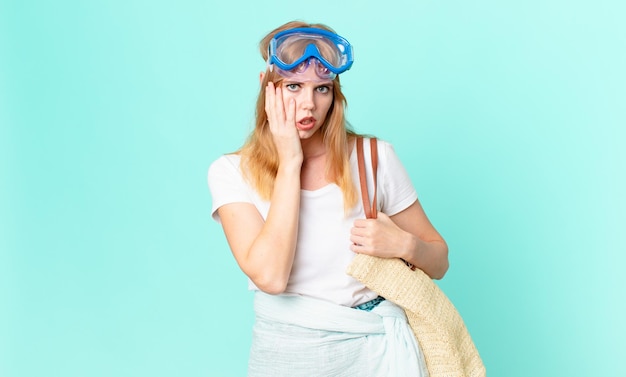 Mujer bastante pelirroja que se siente aburrida, frustrada y con sueño después de un cansancio con gafas. concepto de verano