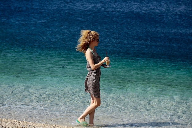 Mujer bastante sexy en agua de mar