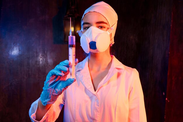 Una mujer con una bata blanca de laboratorio sosteniendo una jeringa