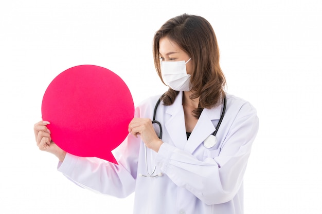 Mujer en bata de laboratorio con globo de discurso