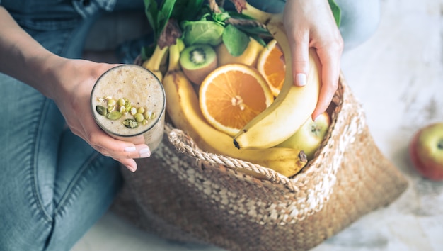 Mujer con batido y frutas