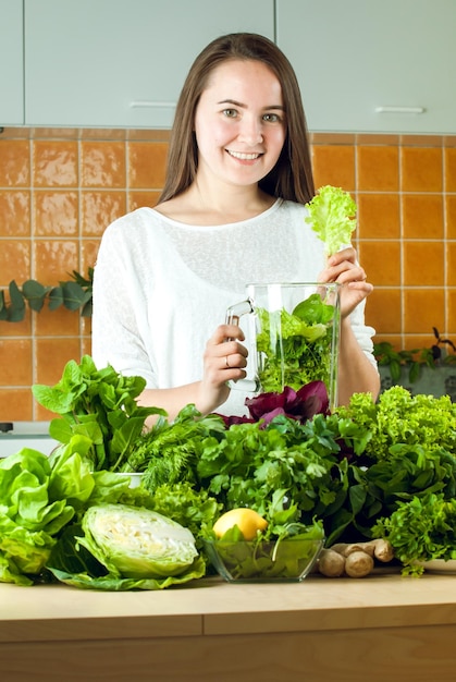 La mujer va batido verde