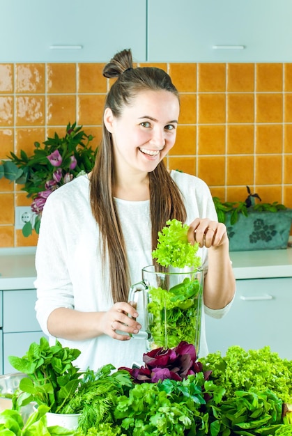 La mujer va batido verde