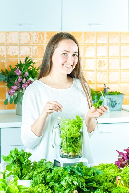 La mujer va batido verde