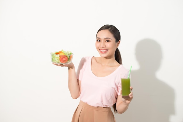 Mujer con batidos de desintoxicación verde, ensalada en recipiente de vidrio aislado sobre fondo blanco. Nutrición adecuada, comida vegetariana, estilo de vida saludable, concepto de dieta. Área para copiar espacio