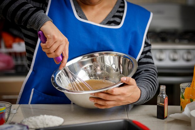 Foto mujer batiendo masa para hacer panque