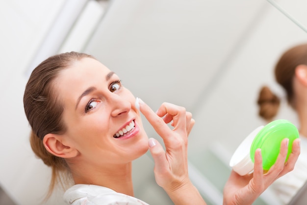 Foto mujer batiendo su cara