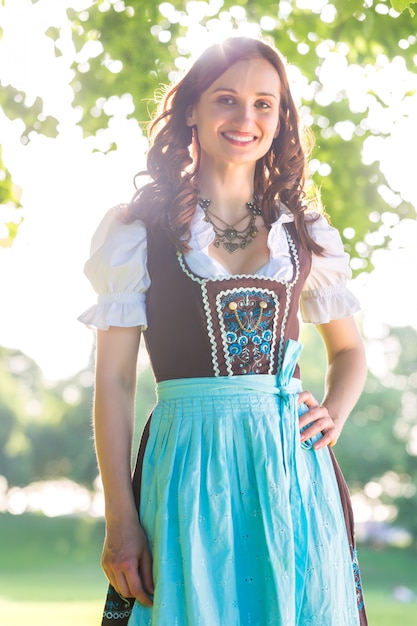 Mujer bávara vestida con tradicional Dirndl