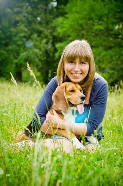 Mujer con beagle