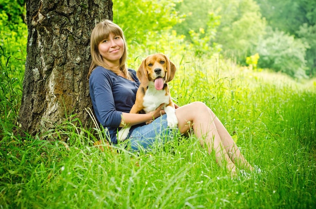 Mujer con beagle