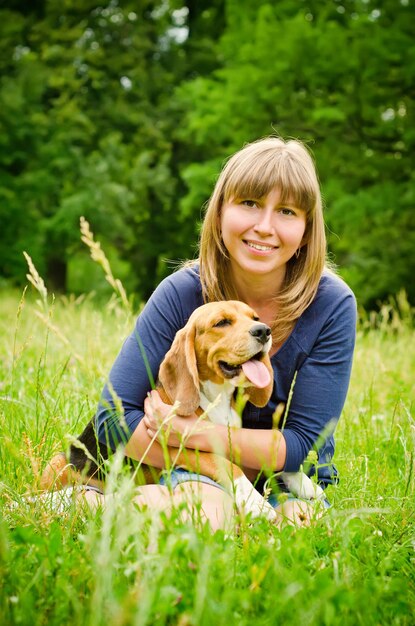 Mujer con beagle