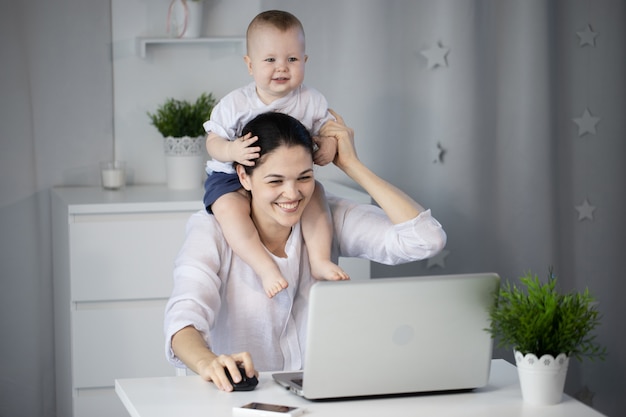 Mujer con bebé en laptop