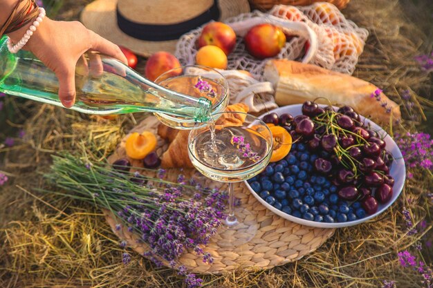 Una mujer bebe vino en un campo de lavanda Enfoque selectivo Naturaleza