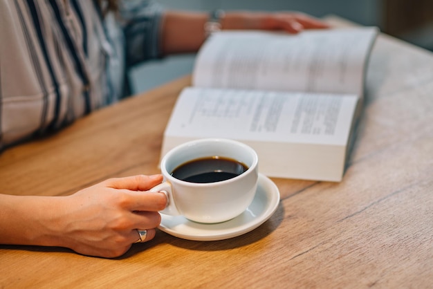 Mujer, beber, café, lectura, libro