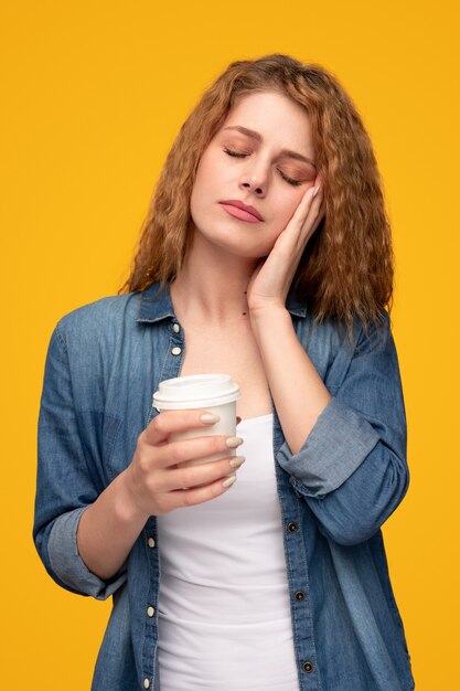 Mujer con bebida para ir a dormir