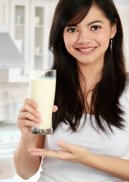 Mujer, bebida, leche