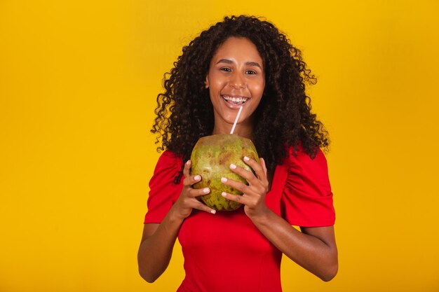 Mujer bebiendo agua de coco