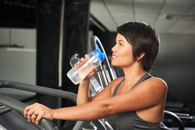 Mujer bebiendo agua cuando hace ejercicio