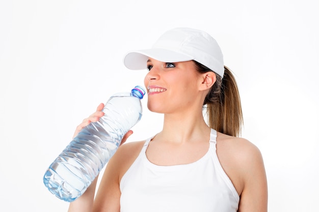 Mujer bebiendo agua después del deporte