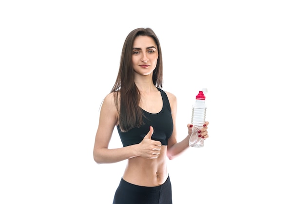 Mujer bebiendo agua pura aislado en blanco