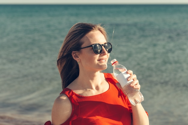 Mujer bebiendo agua