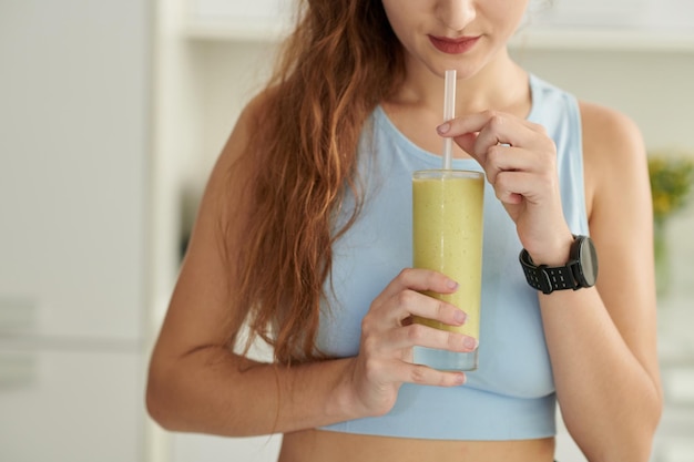 Mujer bebiendo batido de frutas