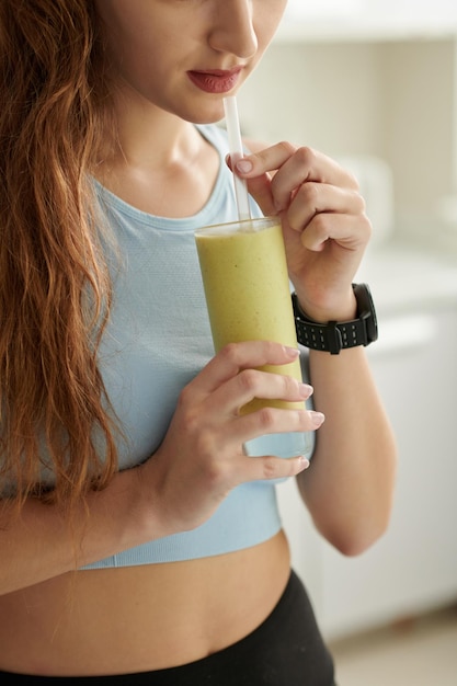 Mujer bebiendo batido