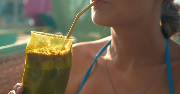 Foto mujer bebiendo café helado en un día caluroso