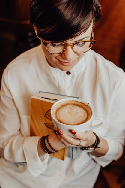 Mujer bebiendo un café con leche