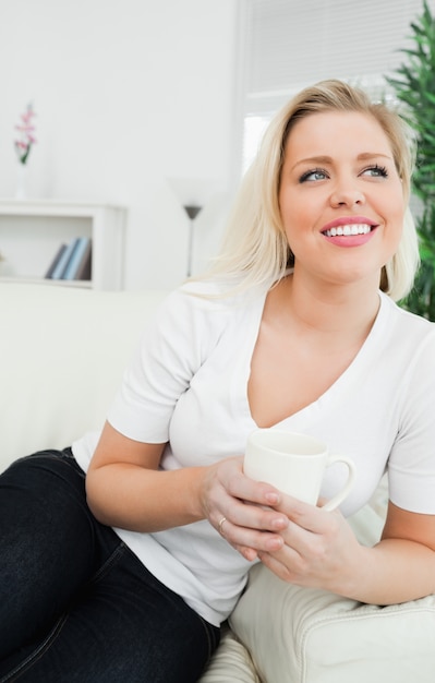 Mujer bebiendo café