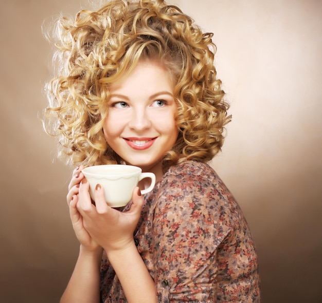 Mujer bebiendo un café