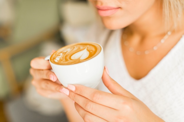 Mujer bebiendo café