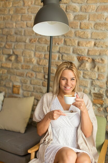 Mujer bebiendo café