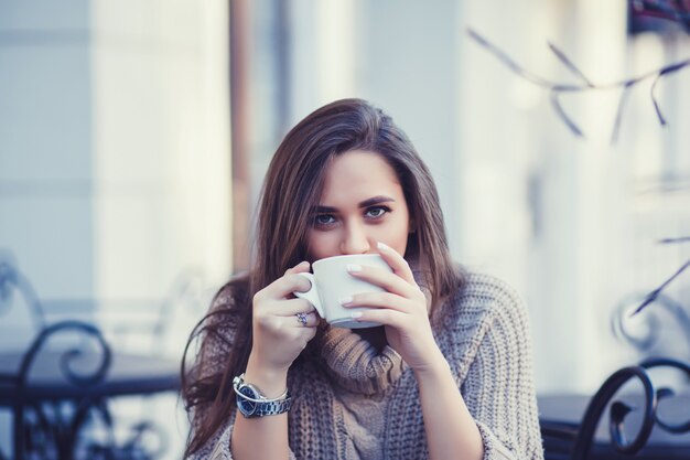 Mujer bebiendo cafe