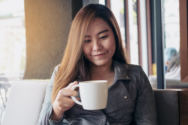 Mujer bebiendo café